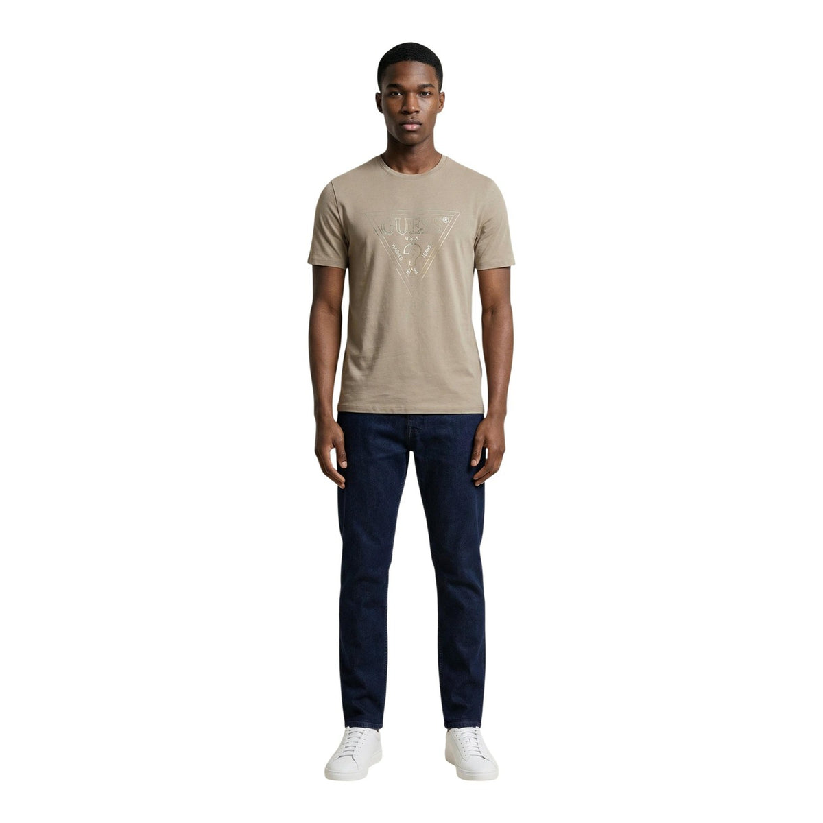 T-shirt uomo Guess CN SS TRIANGLE HD MULTICOLOR T beige in cotone a maniche corte primavera estate - vista frontale figura intera indossata da modello