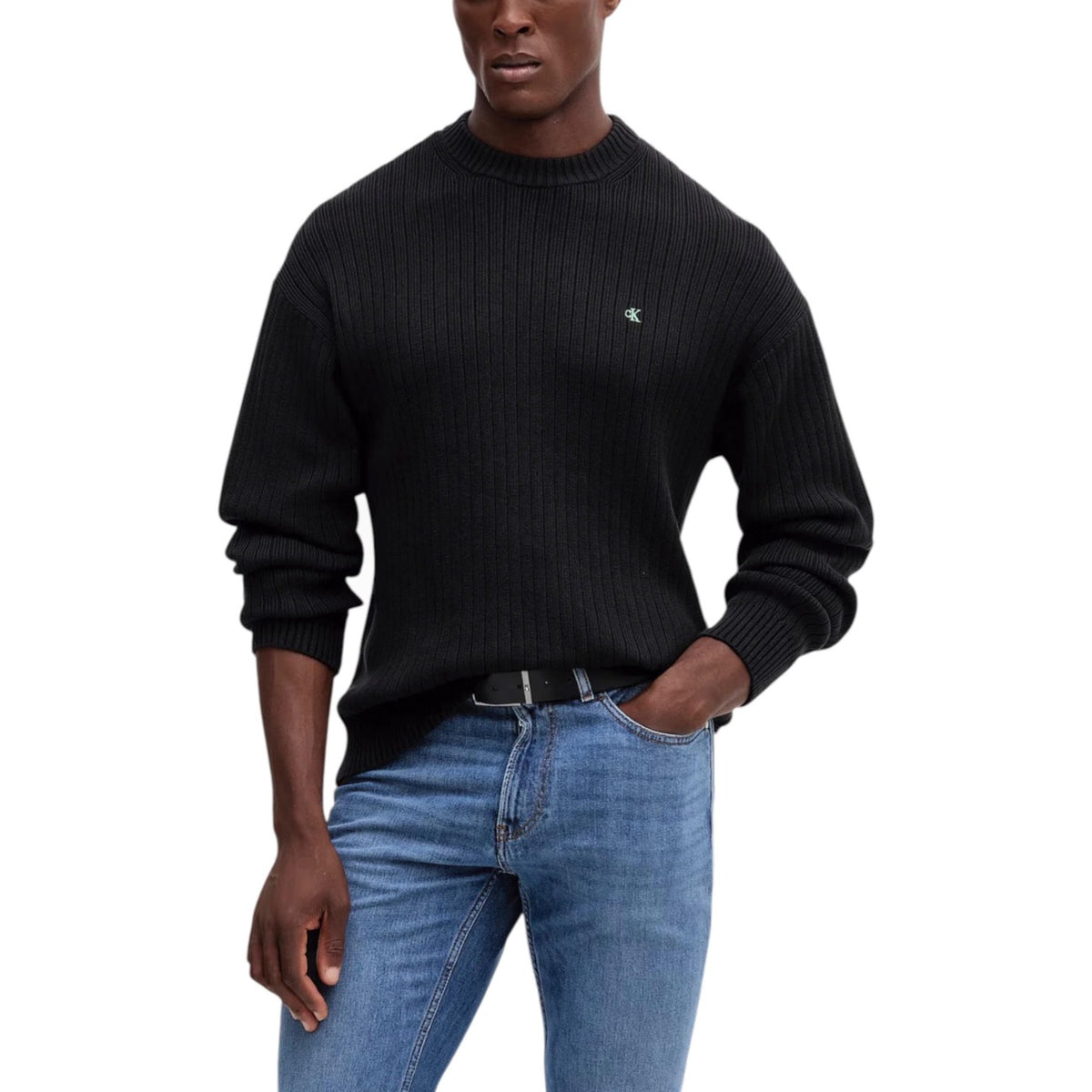 Maglia Calvin Klein Jeans VERTICAL TEXTURE CREW uomo nera maniche lunghe scollo tondo 100% cotone - vista frontale indossata da modello