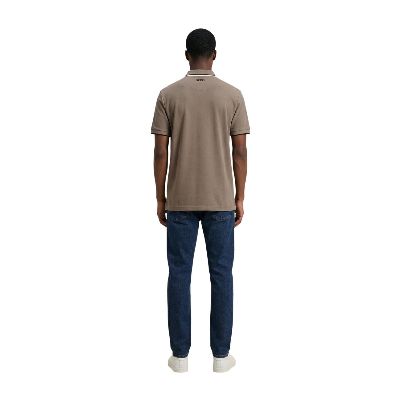 BOSS Polo 10226584; misto cotone-poliestere stretch, logo ricamato, colletto a contrasto. La polo versatile per uno stile casual-raffinato. Colore marrone vista posteriore