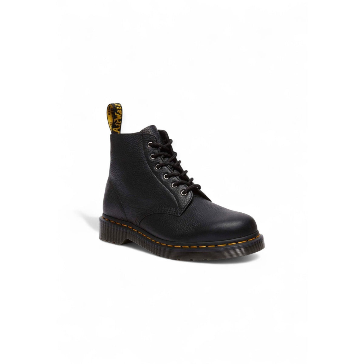 Anfibi Dr Martens 101 uomo pelle Ambassador nero. Stivaletti bassi a 6 fori in pelle granulata testurizzata morbida, costruzione Goodyear con impunture gialle e suola in PVC bicolore scanalata.