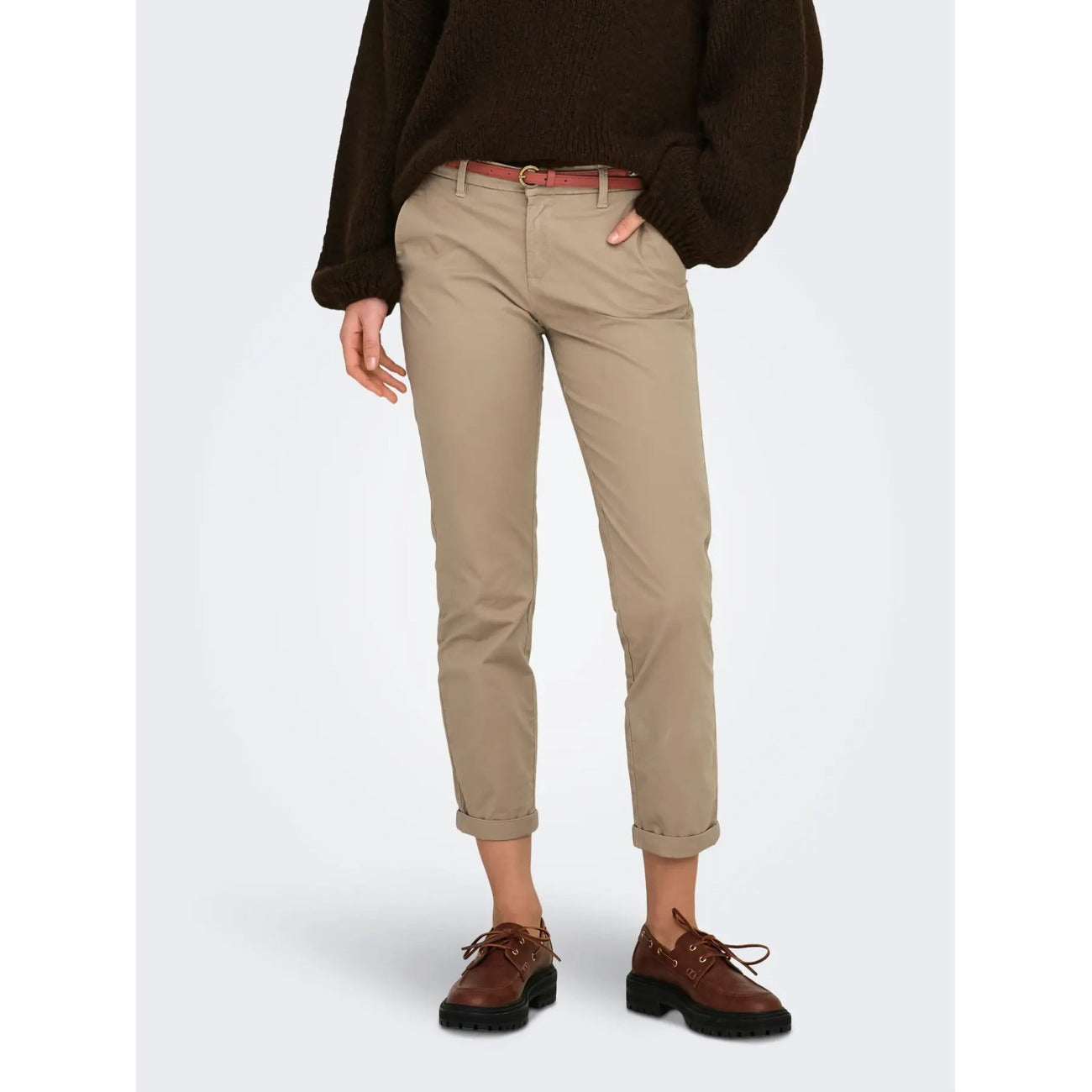 Pantaloni estivi dritti regular fit in cotone elasticizzato marrone con vita media, cintura e tasche anteriori, pantaloni casual chic primavera estate.