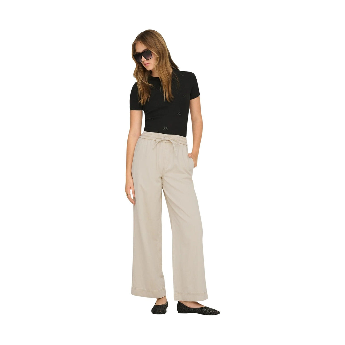 Pantaloni a zampa Only Onlmaisa; vita alta elasticizzata, coulisse, tessuto in cotone e lyocell. Silhouette svasata e vestibilità fluida. Colore beige