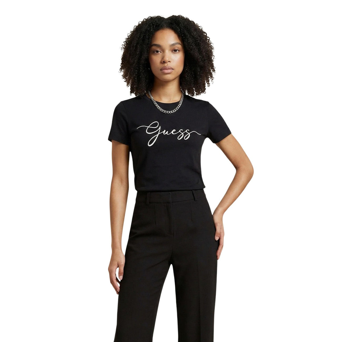 T-shirt nera a maniche corte da donna Guess Active CIRCE SS CN T-SHIRT. realizzata in puro cotone. logo Guess stampato con eleganza sul petto, la vestibilità è regolare e il taglio è classico vista frontale