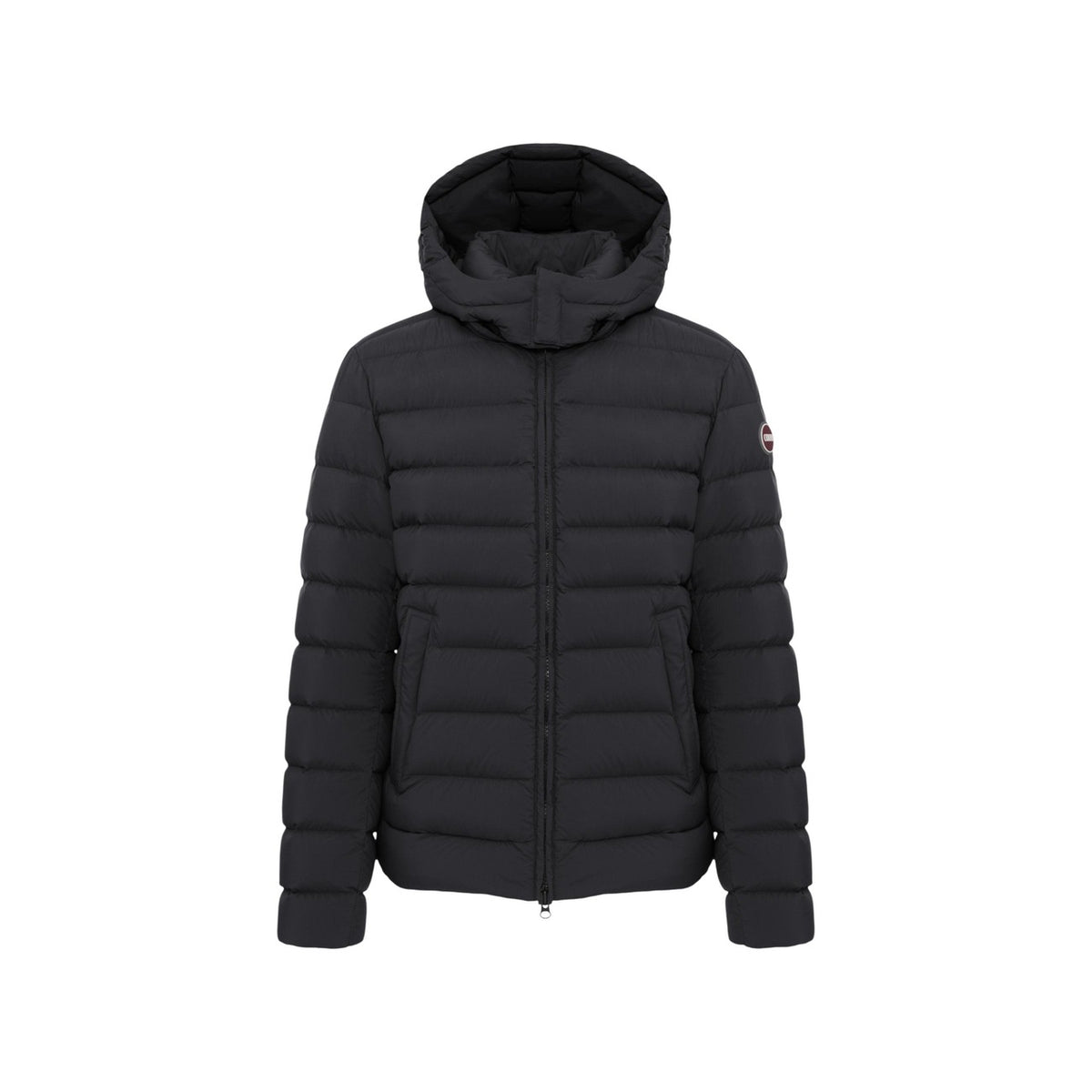 Piumino Colmar uomo nero opaco con cappuccio rimovibile. Giaccone invernale idrorepellente in piuma d'oca naturale certificata RDS, tessuto riciclato, coulisse sul fondo e patch logo Colmar Originals.