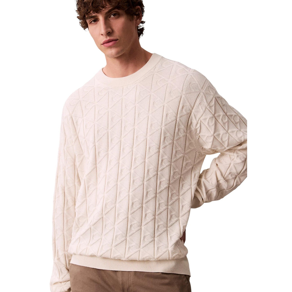 Maglione Relaxed Calvin Klein; Logo All-Over. 100% Cotone. Girocollo, finiture a costine, vestibilità comoda. Design d'autore minimale e ricercato. Frontale