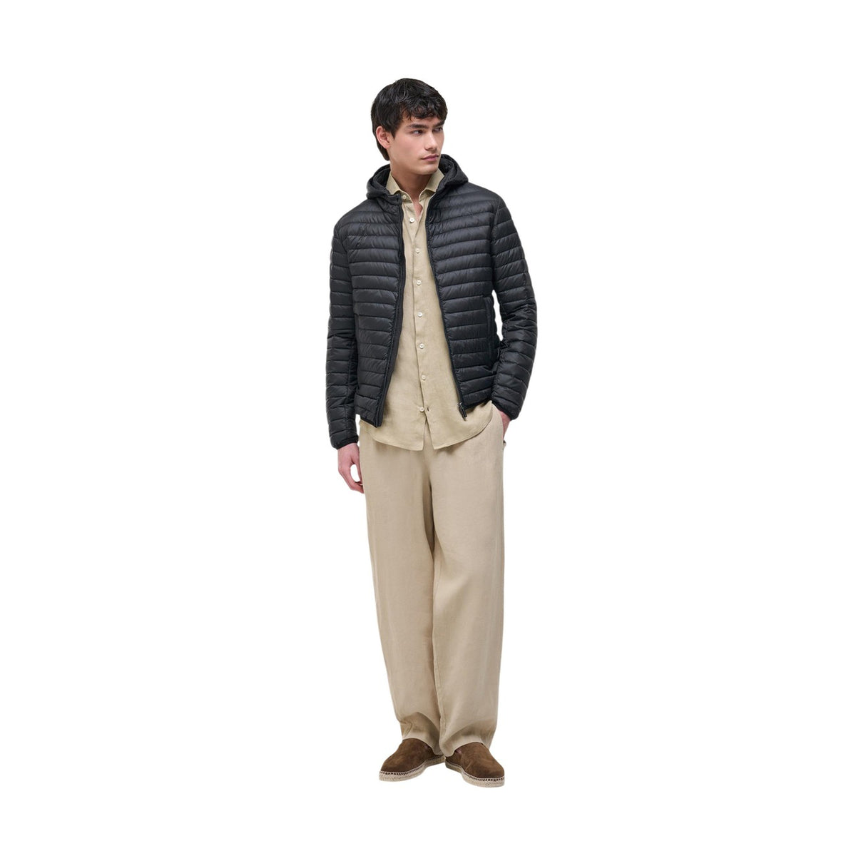 Piumino uomo Colmar Originals nero 100 grammi 1245 8VX. Giacca leggera da uomo nera in tessuto opaco idrorepellente con interno a contrasto, cappuccio fisso, bottone al collo, zip doppio cursore e bordo elastico logato, giubbotto primaverile casual sportivo.