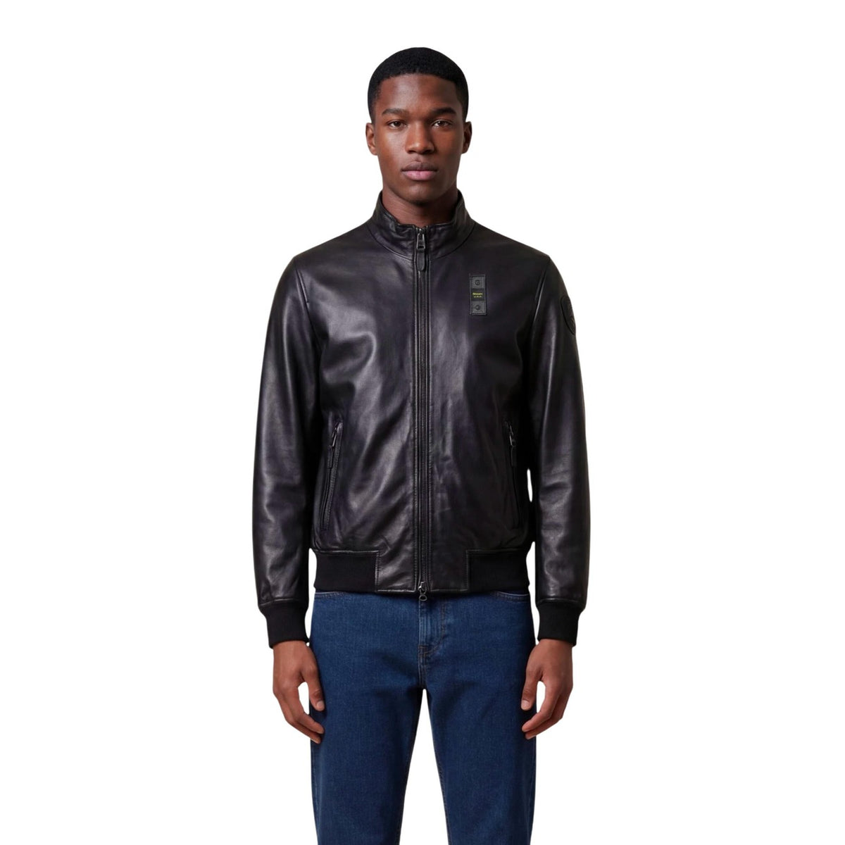 Giacca nera in pelle Blauer Coniston con collo coreana, tasche zippate e fondo elasticizzato; giubbotto in vera pelle dallo stile casual-ricercato. Vista frontale