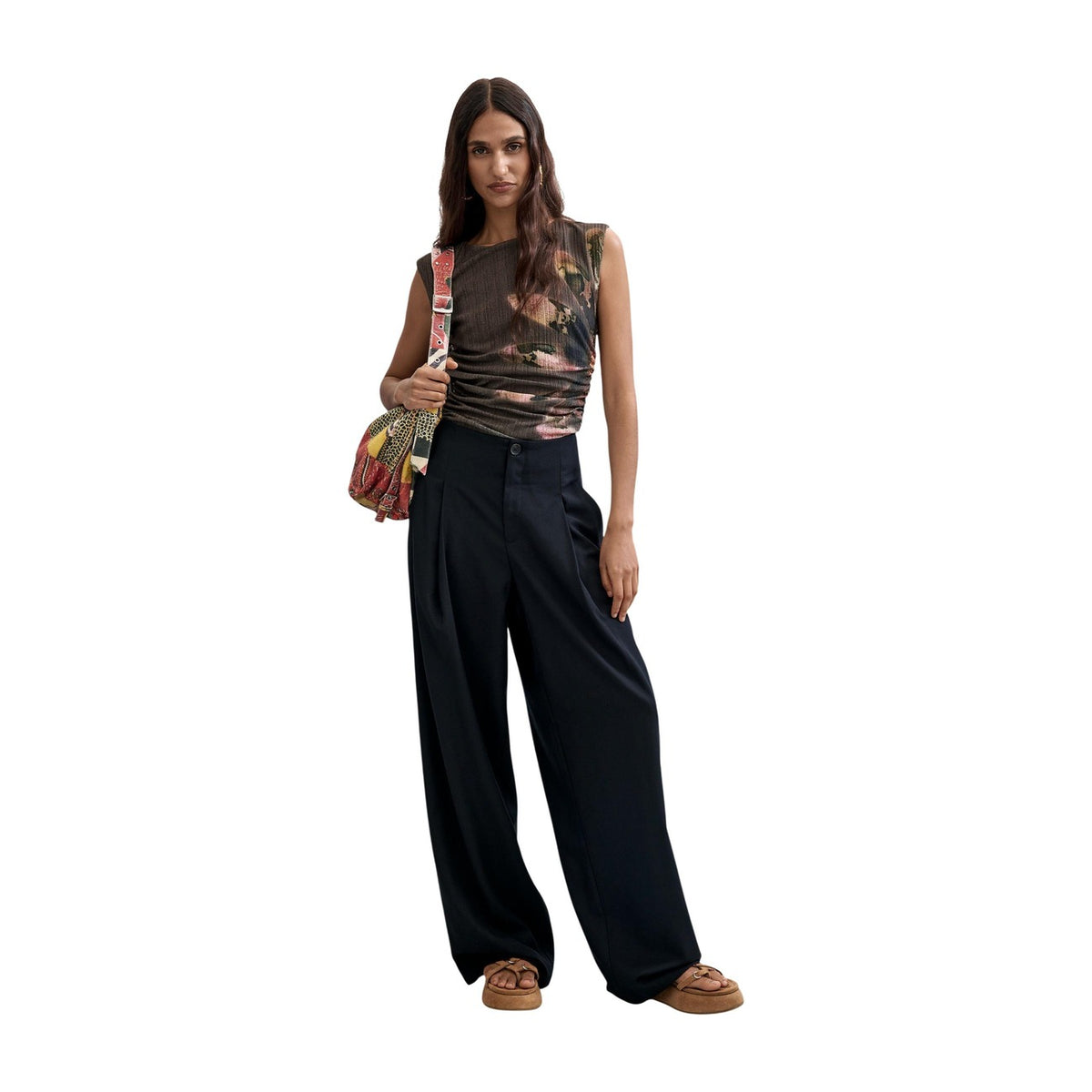 Pantaloni Desigual donna blu navy modello PANT_LUCIA. Pantalone lungo ed elegante a gamba larga in tessuto misto con lana e poliestere riciclato, caratterizzato da pinces sul davanti, tasche e stile casual-chic classico.