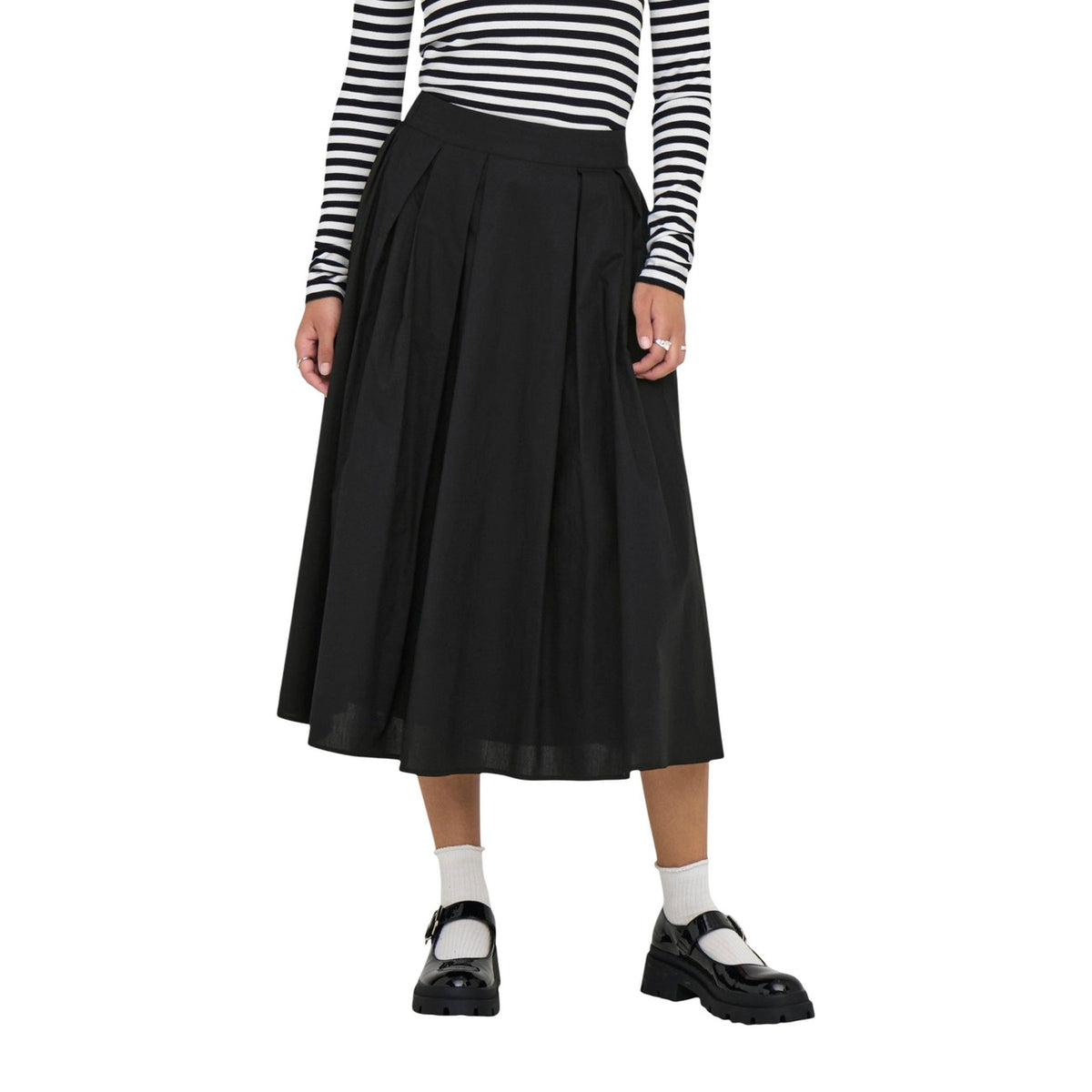 Gonna Lunga Only Onlmaila; 100% cotone Oxford, maxi pieghe, vita alta. Silhouette svasata, tessuto traspirante e leggero. Ideale per look boho-chic e tempo libero. Colore nero vista frontale