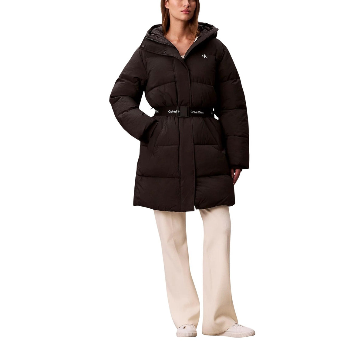 Giubbotto piumino Calvin Klein Jeans BELTED MIDWEIGHT LON donna nero con cappuccio cintura logo zip bottoni automatici maniche lunghe scollo alto tasche anteriori 100% poliammide - vista frontale indossato da modello