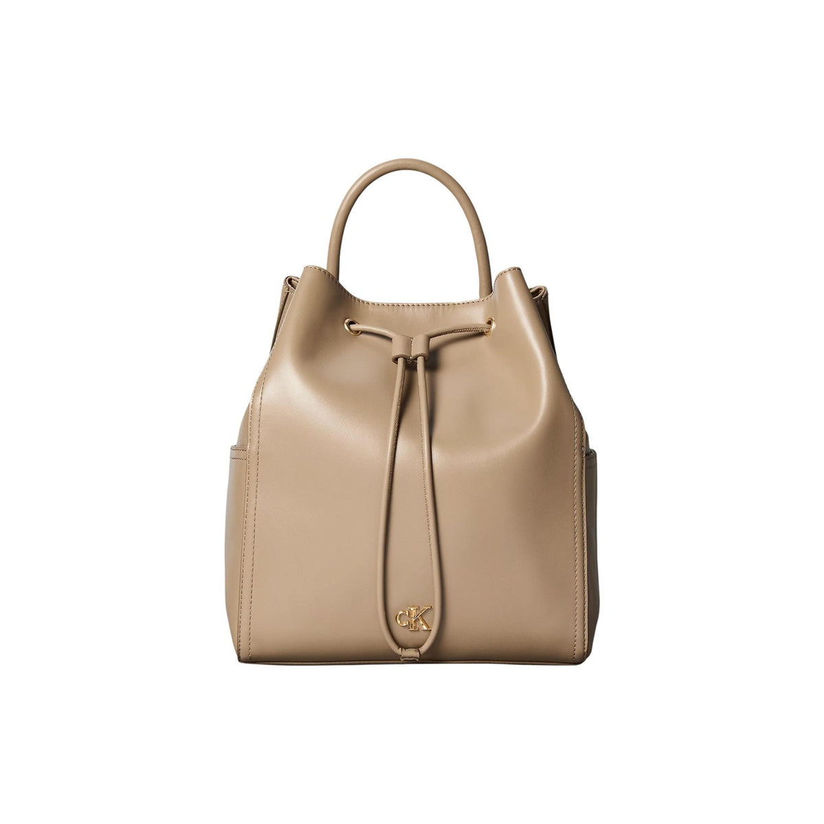 zaino beige Calvin Klein CK DRAWSTRING. Realizzato con una combinazione di 51% poliestere riciclato e 49% poliuretano chiusura con coulisse e dai dettagli metallici dorati. logo CK applicato sulla parte frontale. Vista frontale
