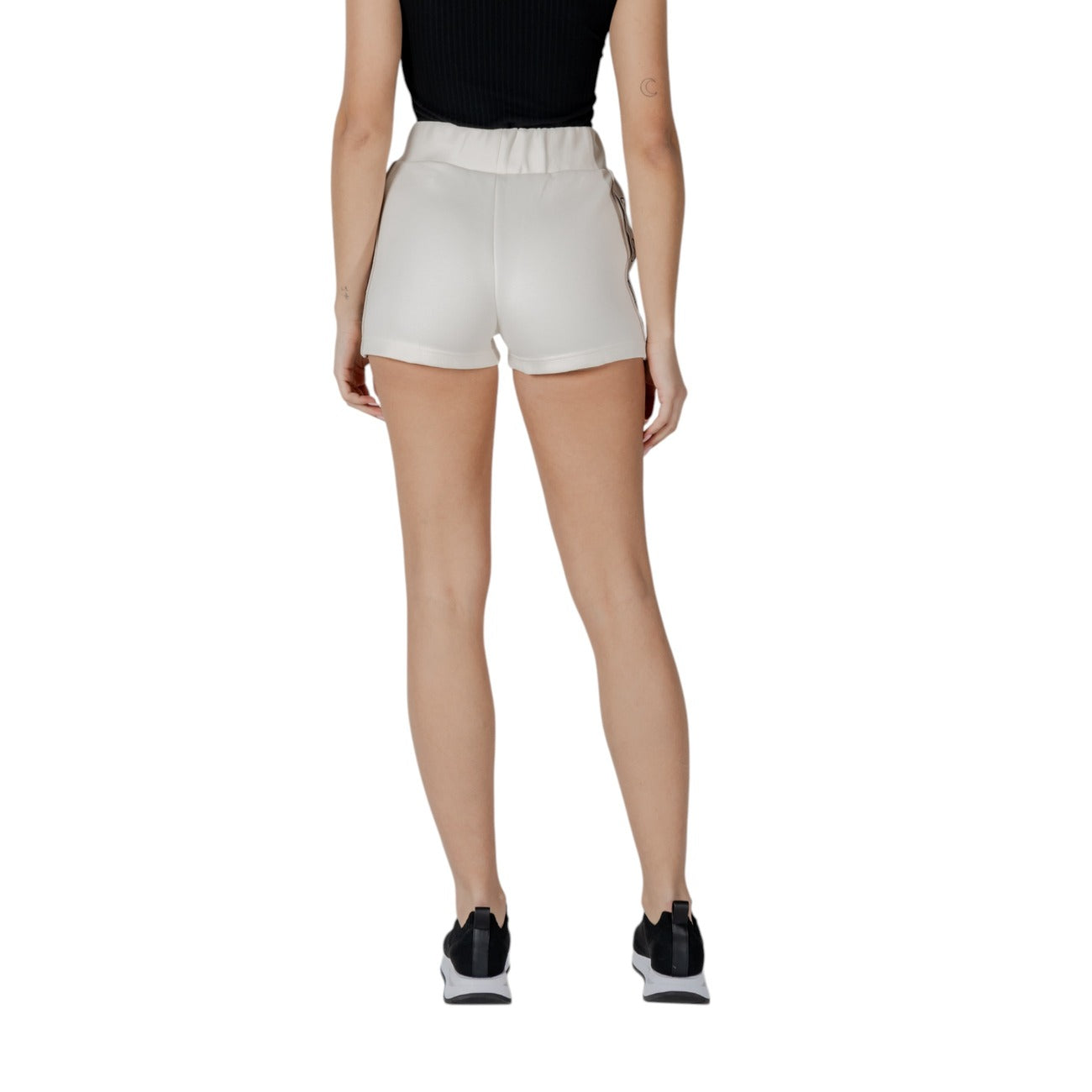 Shorts Guess Active MIT SEITENSTREIFEN donna bianchi con lacci 51% cotone 49% poliestere - vista posteriore retro indossati da modello