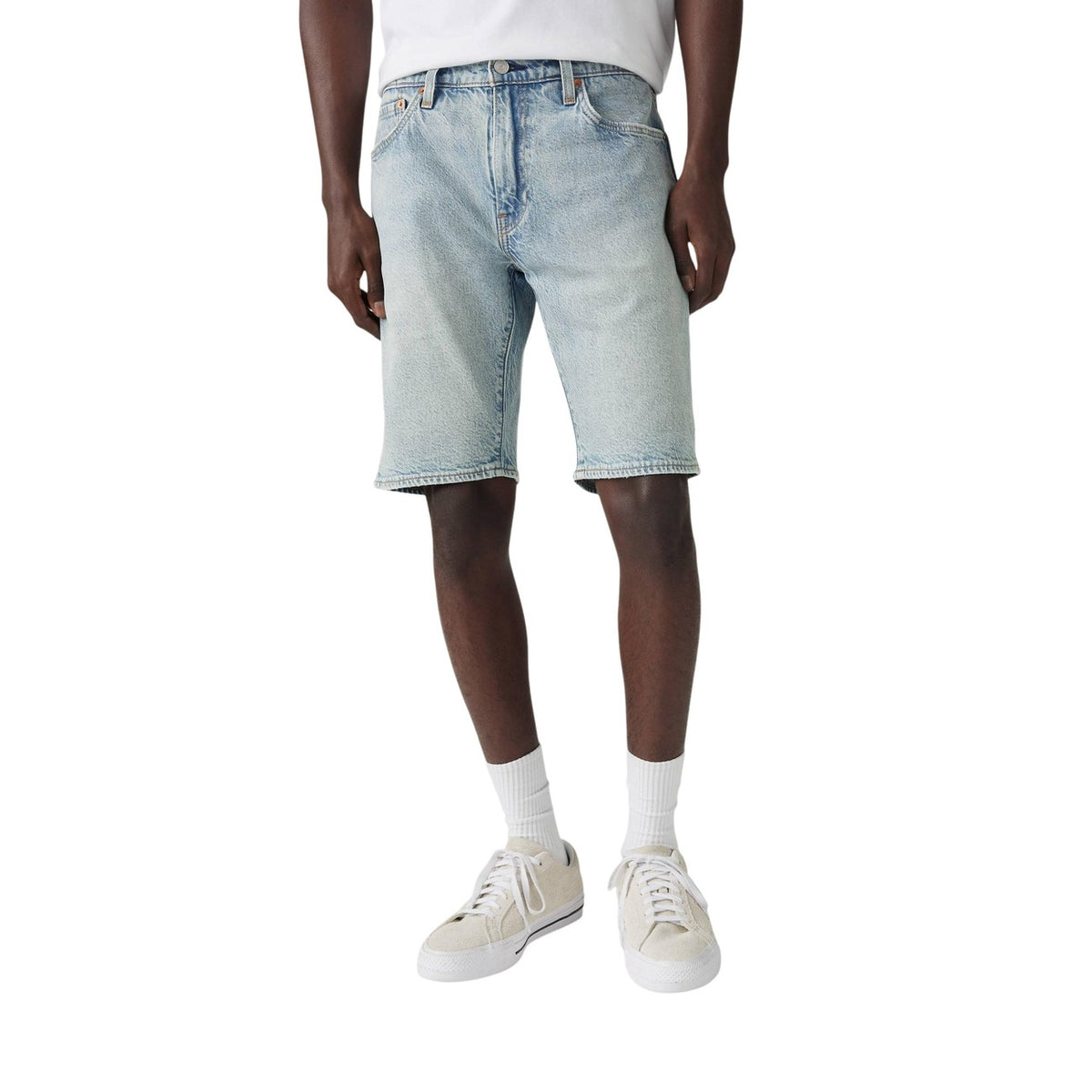 Levi's® 405™ Standard Shorts; denim 5 tasche, gamba dritta, vestibilità regolare. Il pantaloncino di jeans essenziale e versatile. Vista frontale