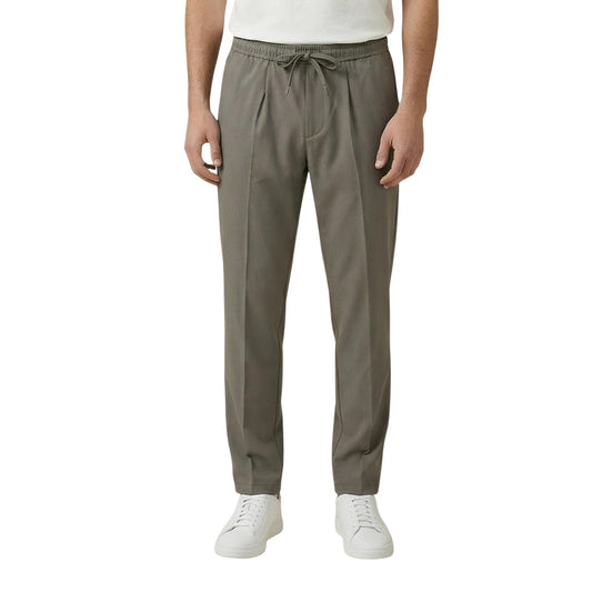 Gianni Lupo Pantaloni Verdi Comfort Stretch; vita con elastico e laccio, piega classica e tessuto flessibile, il perfetto equilibrio tra eleganza moderna e massima libertà di movimento. Vista frontale
