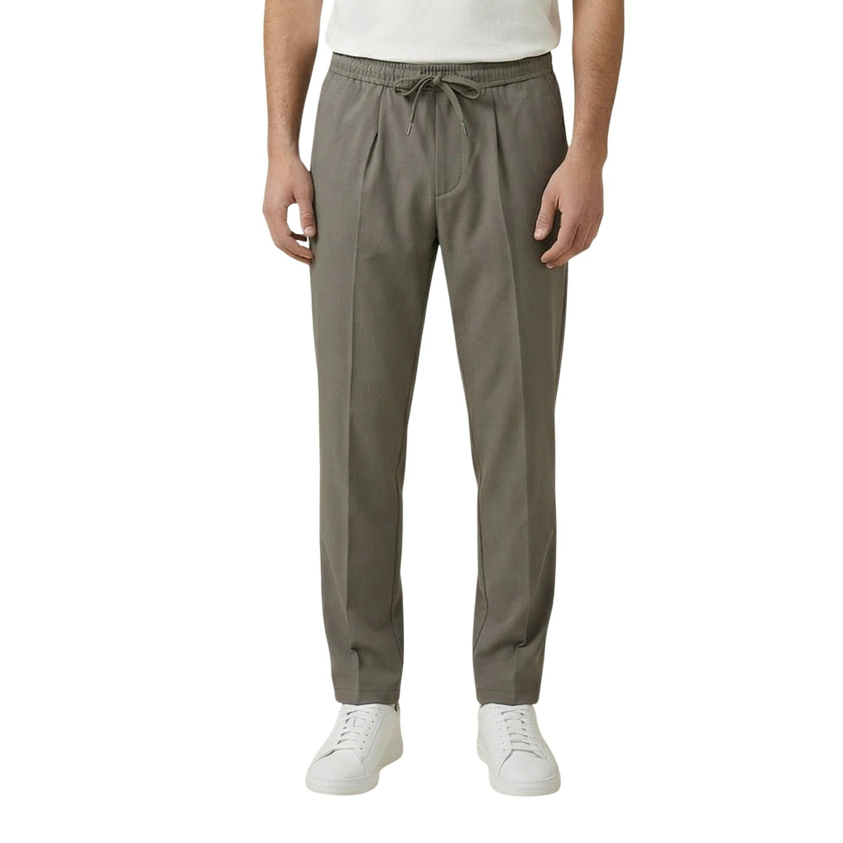 Gianni Lupo Pantaloni Verdi Comfort Stretch; vita con elastico e laccio, piega classica e tessuto flessibile, il perfetto equilibrio tra eleganza moderna e massima libertà di movimento. Vista frontale