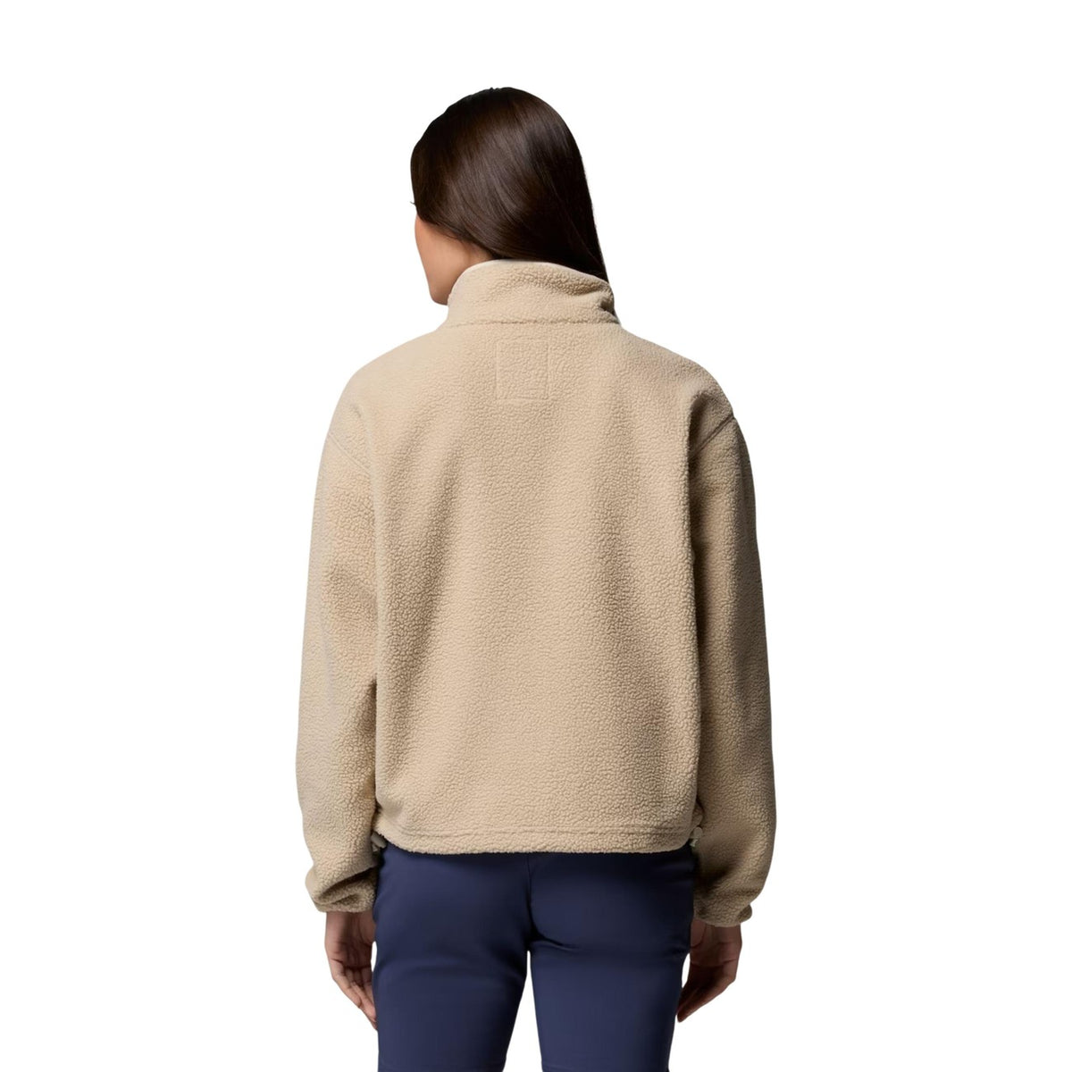 Pile Columbia donna Helvetia II cropped. Pullover in soffice pile Sherpa a pelo lungo con abbottonatura corta, tasca di sicurezza sul petto con cerniera, orlo regolabile e design ecosostenibile senza PFAS per outdoor e città.