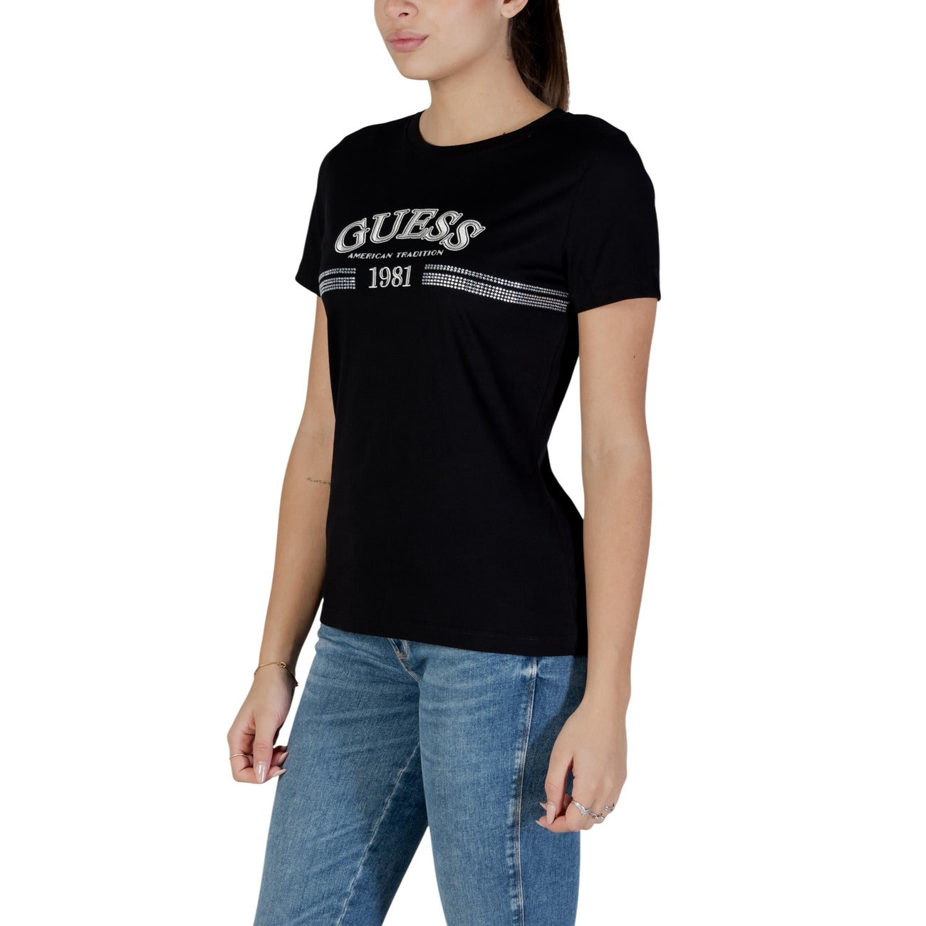 T-shirt Guess Active donna nera manica corta - vista laterale indossata