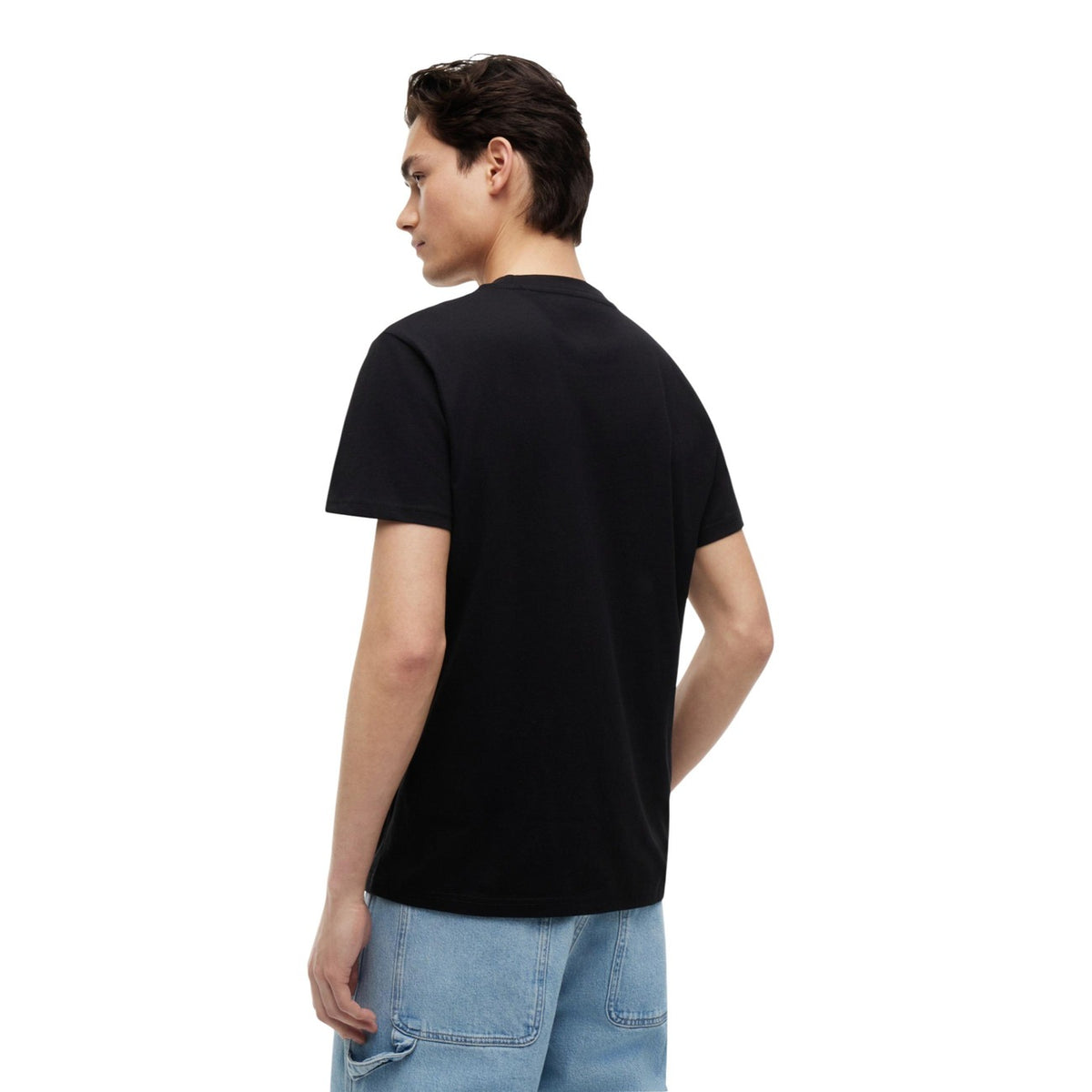 T-shirt Nero Tommy Jeans; Maxi Logo. 100% Cotone Rigenerato. Regular fit, maniche corte, design iconico e sostenibile. Ideale per jeans e look sportivi. Posteriore