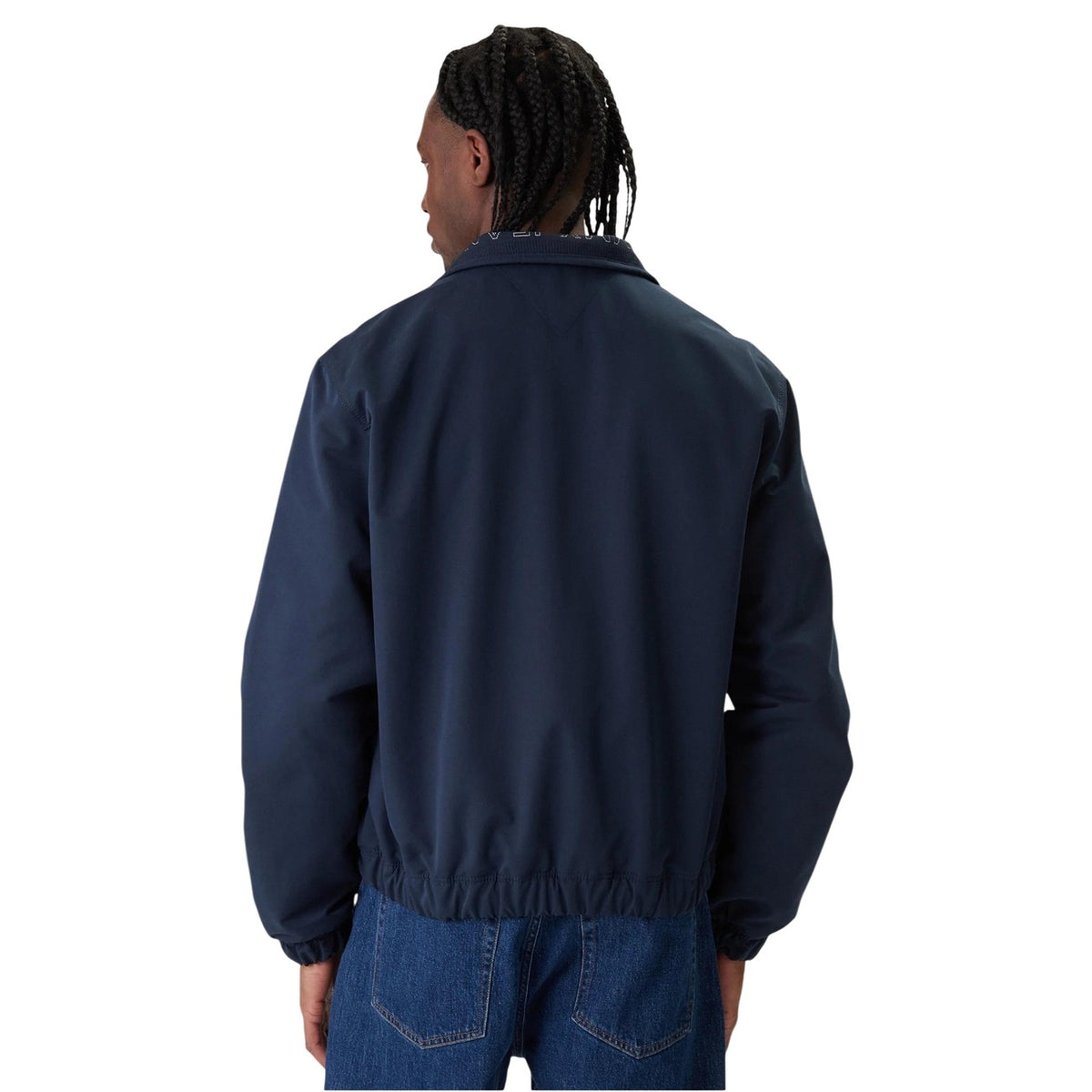 Giacca Tommy Hilfiger Jeans transizione ESSENTIAL uomo blu con cerniera tasche maniche lunghe scollo alto 100% poliestere - vista posteriore retro indossata da modello