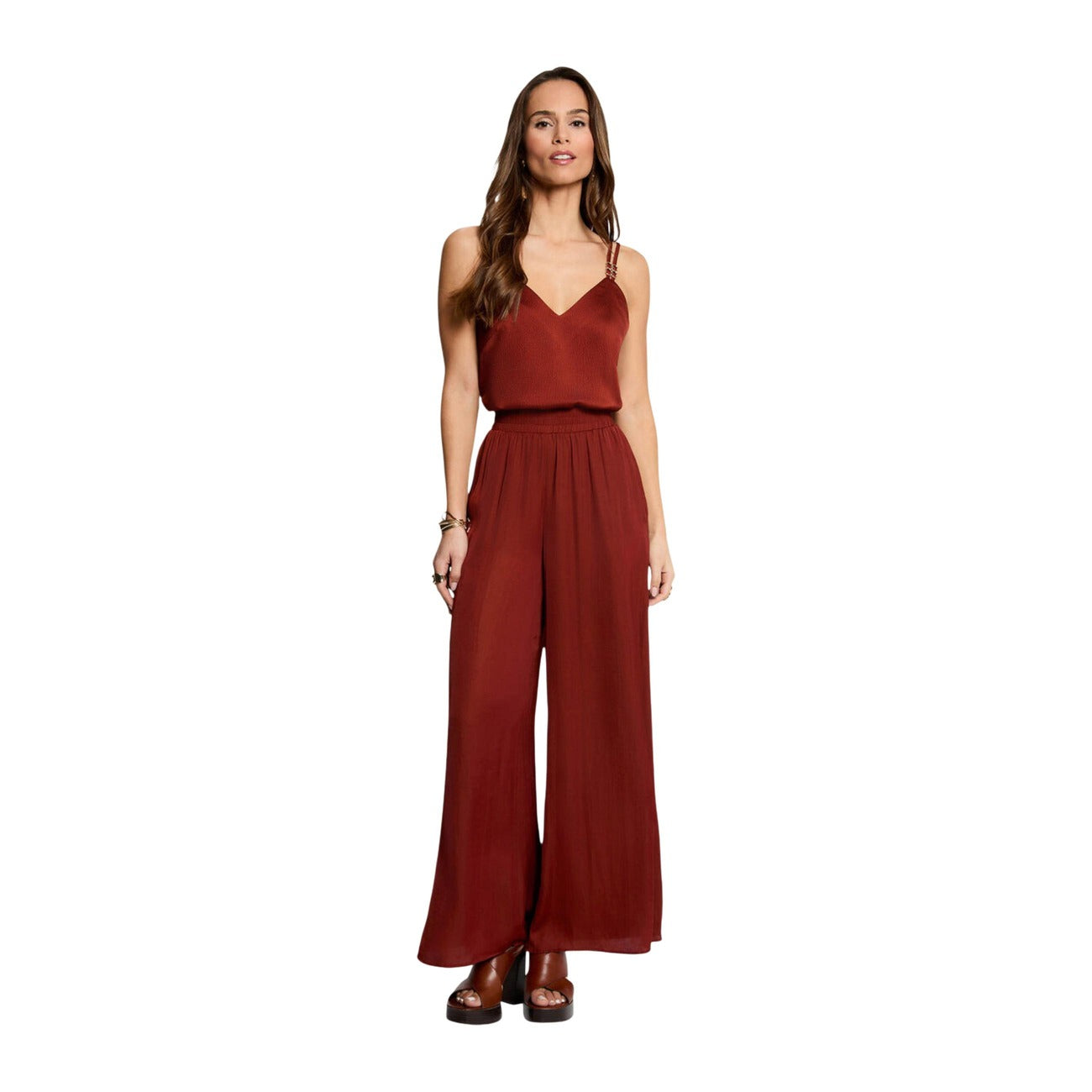 Top Rosso Morgan De Toi; Spalline Gioiello. 68% Poliestere, 30% Poliestere Riciclato. Scollo a V, vestibilità aderente, tessuto leggero. Elegante e moderno, perfetto per look party e cerimonie. Figura intera