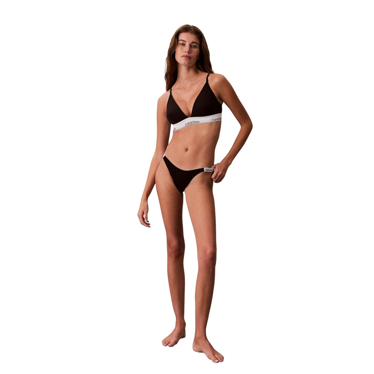 Multipack 3 Perizoma Vita Alta Donna Calvin Klein; Tessuto elasticizzato in cotone e lycra nei colori nero, bianco e stampa animalier. Modello Dipped Thong a V con profili sottili e banda laterale logata, stile casual essentials 4 stagioni. Intera nera