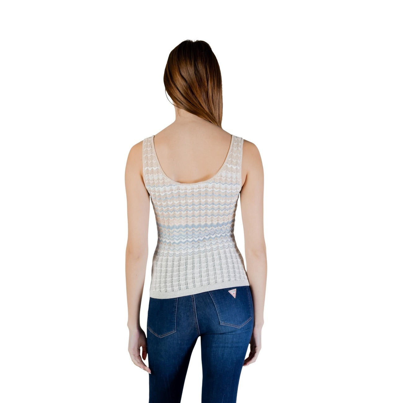 Canotta Guess SL ROSALYN TANK TOP SWTR maglia in filo donna beige smanicato scollo tondo 86% viscosa 10% poliestere 4% lurex - vista posteriore retro indossata da modello