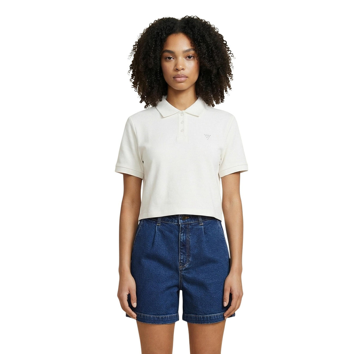 Guess Silvy Boxy Polo; cotone elasticizzato, taglio corto, chiusura a 4 bottoni. La polo essenziale e contemporanea con il tocco iconico Guess. Colore panna. Vista frontale