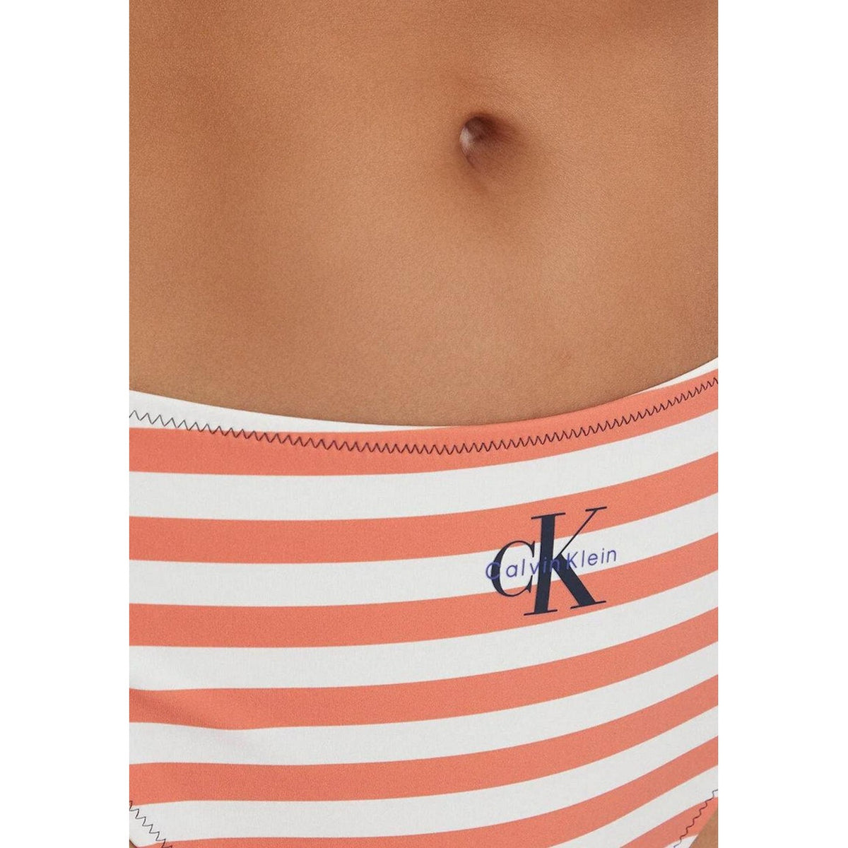 Bikini Arancione CK Jeans; High Leg. Top a fascia, spalline larghe, slip sgambato. Tessuto stretch riciclato, logo CK frontale, asciugatura rapida. Stile audace e sostenibile.