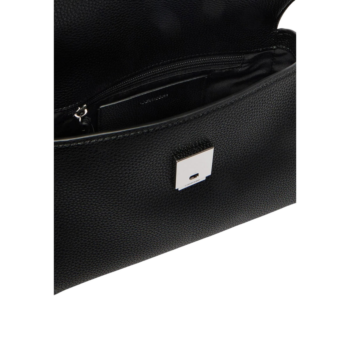Borsa a spalla Calvin Klein in ecopelle martellata; chiusura magnetica, tasca interna, tracolla regolabile. Design compatto ed elegante. Colore nero dettaglio apertura