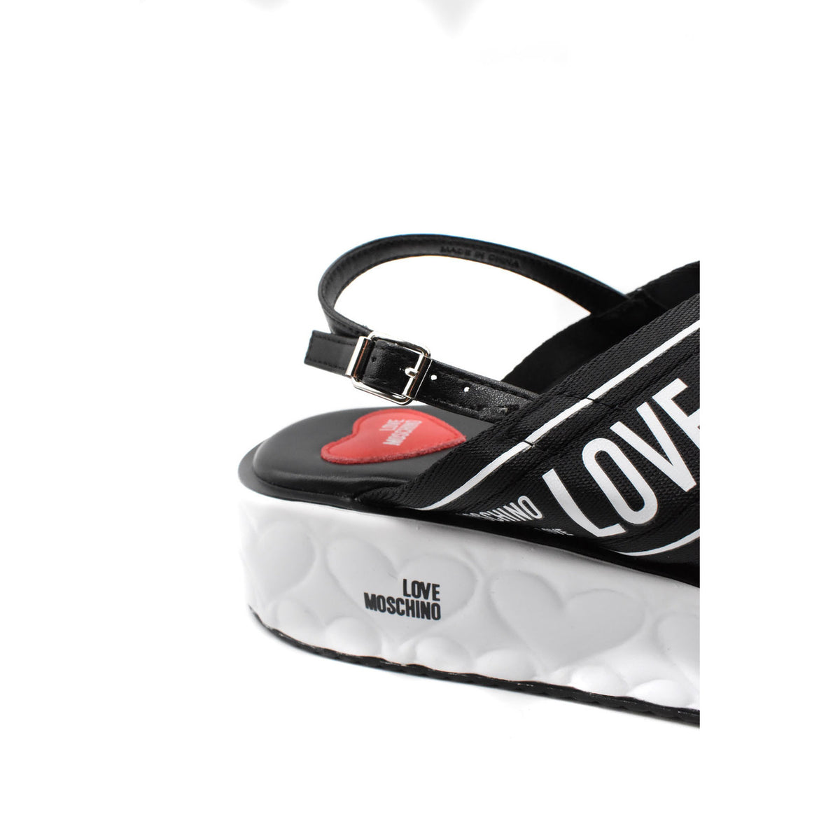Sandali Love Moschino donna neri in pelle modello B_44919. Sandalo estivo basso in vera pelle nera con suola in gomma confortevole, calzatura flat di marca comoda ed elegante per la stagione calda.