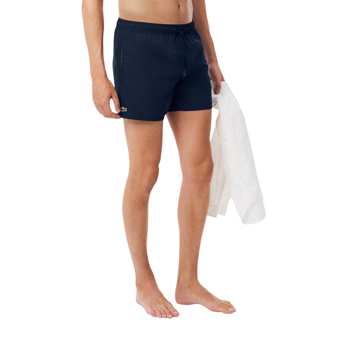 Dettaglio costume Lacoste quick-dry uomo blu con logo ricamato e tessuto ad asciugatura rapida