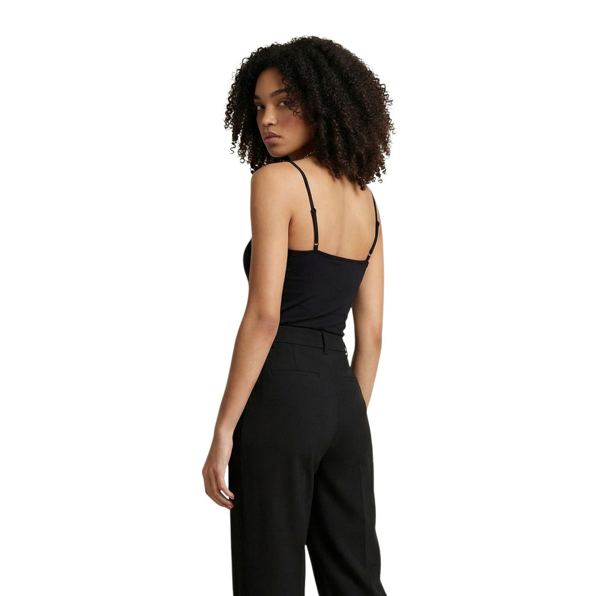 canotta nera da donna Guess JASMINE TOP. Realizzata con una composizione di 91% Lyocell e 9% Elastam/Lycra. sottili spalline e linea aderente. logo GUESS applicato sul petto Vista posteriore