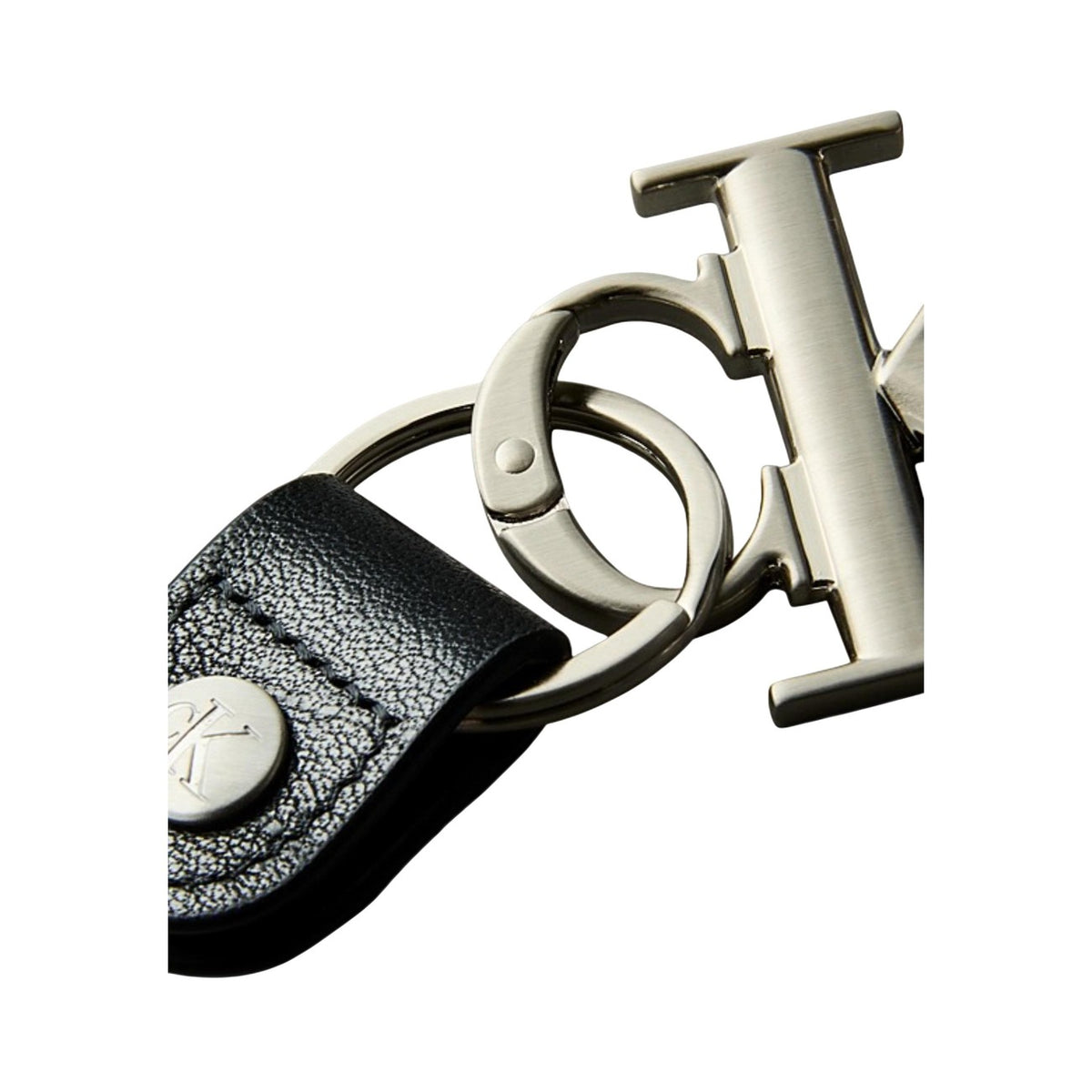 Portachiavi Monogramma; design metallico, lega di zinco/ferro. L'accessorio essenziale per uno stile di vita moderno. Dettaglio