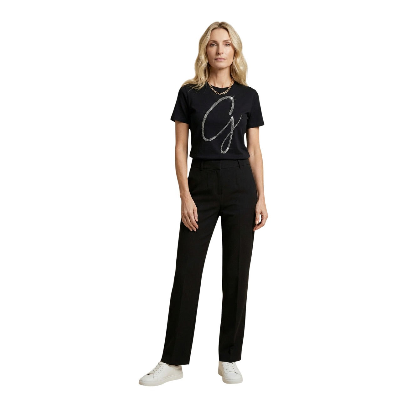 T-shirt Guess SS CN MAXI G STUDS TEE donna nera con strass maniche corte scollo tondo 100% cotone - vista frontale indossata da modello