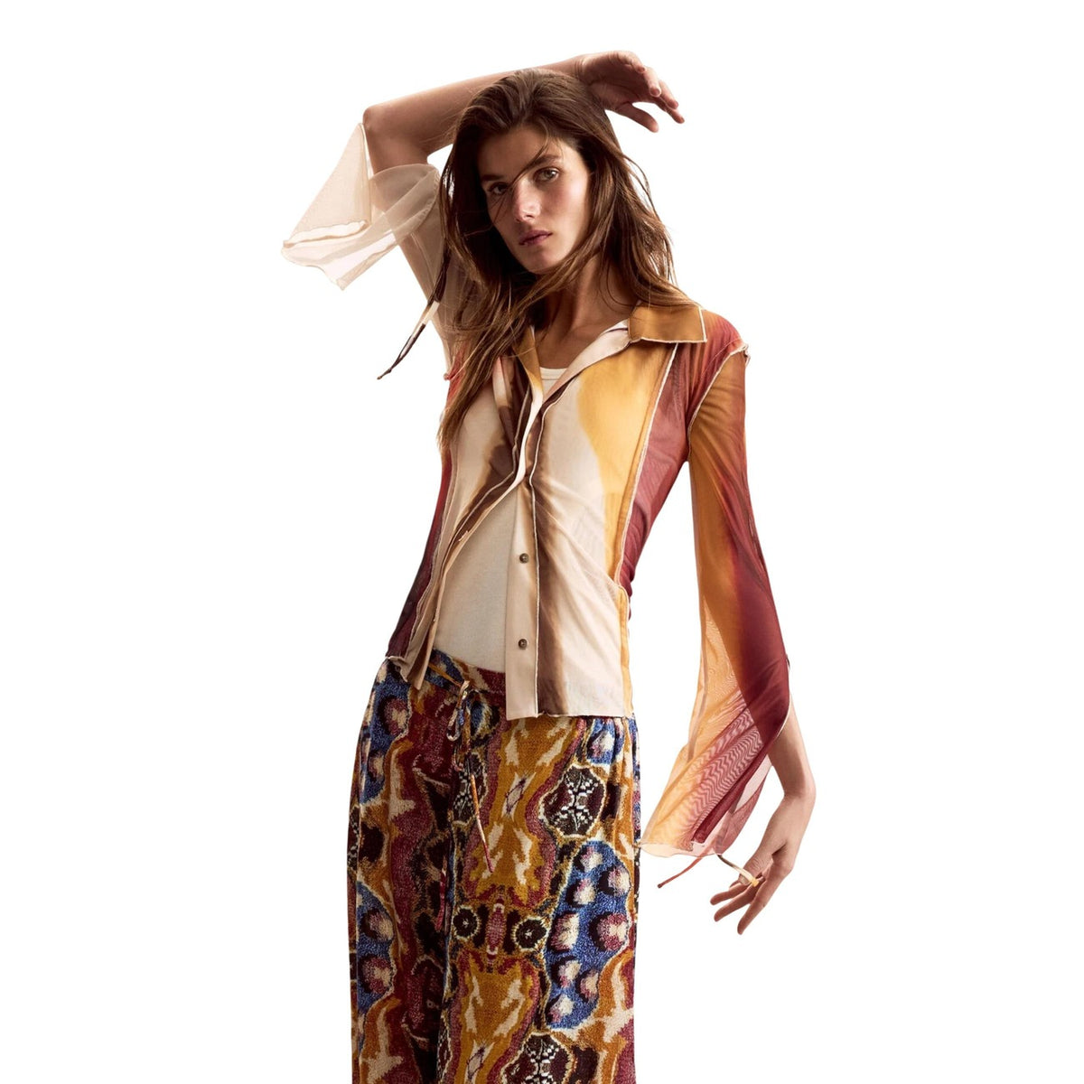 Camicetta Desigual x Christian Lacroix; stampa sfumata, tessuto semitrasparente, maniche lunghe con lacci, colletto classico. Un design unico Made in Barcelona. Vista frontale