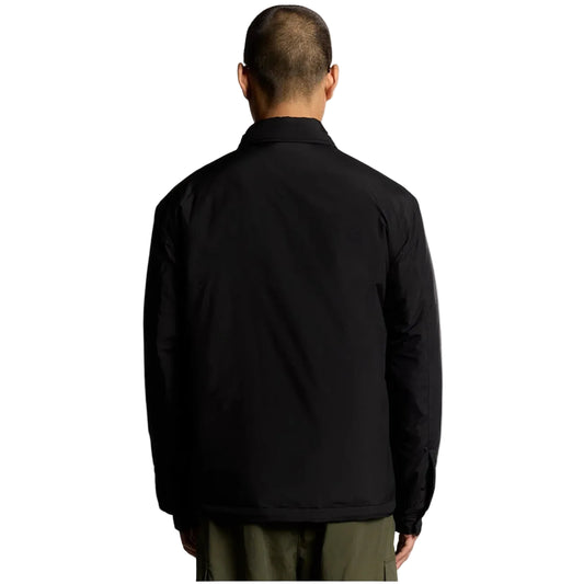 Lyle & Scott Puffer Jacket Nera; giacca imbottita leggera in nylon con collo alto e logo ricamato. Capo versatile, resistente e perfetto per l'uso quotidiano all'aperto. Vista posteriore