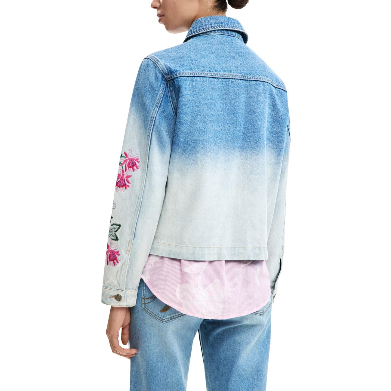 GIACCHETTO DESIGUAL CHAQ_DAKOTA Composizione: 100% Cotone
Colore: Blu
Genere: Donna
Stagionalità: Mezza stagione
Stile: Casual
Abbottonatura: Con bottoni