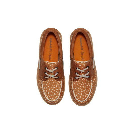Scarpe da barca plateau donna Timberland STST BOAT SHOE marroni. Mocassini scamosciati con inserti in pelo, lacci in cuoio grezzo, plantare in memory foam e suola alta in gomma.