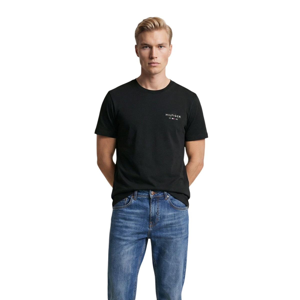 T-shirt Tommy Hilfiger nero; 100% Cotone. Logo Hilfiger ricamato, maniche corte, vestibilità regular. Capo quattro stagioni, traspirante e dallo stile casual premium.