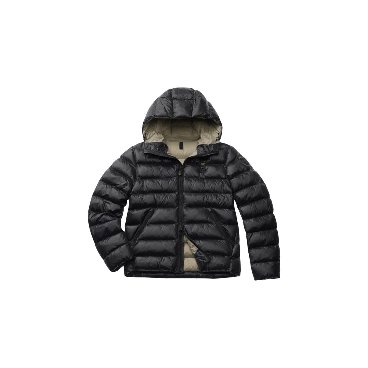 Piumino uomo Blauer nero Adams 26WBLUC02054. Giubbotto corto da uomo nero trapuntato con cappuccio fisso, chiusura zip, tasche laterali e logo Blauer su petto e manica, giacca invernale calda e casual.