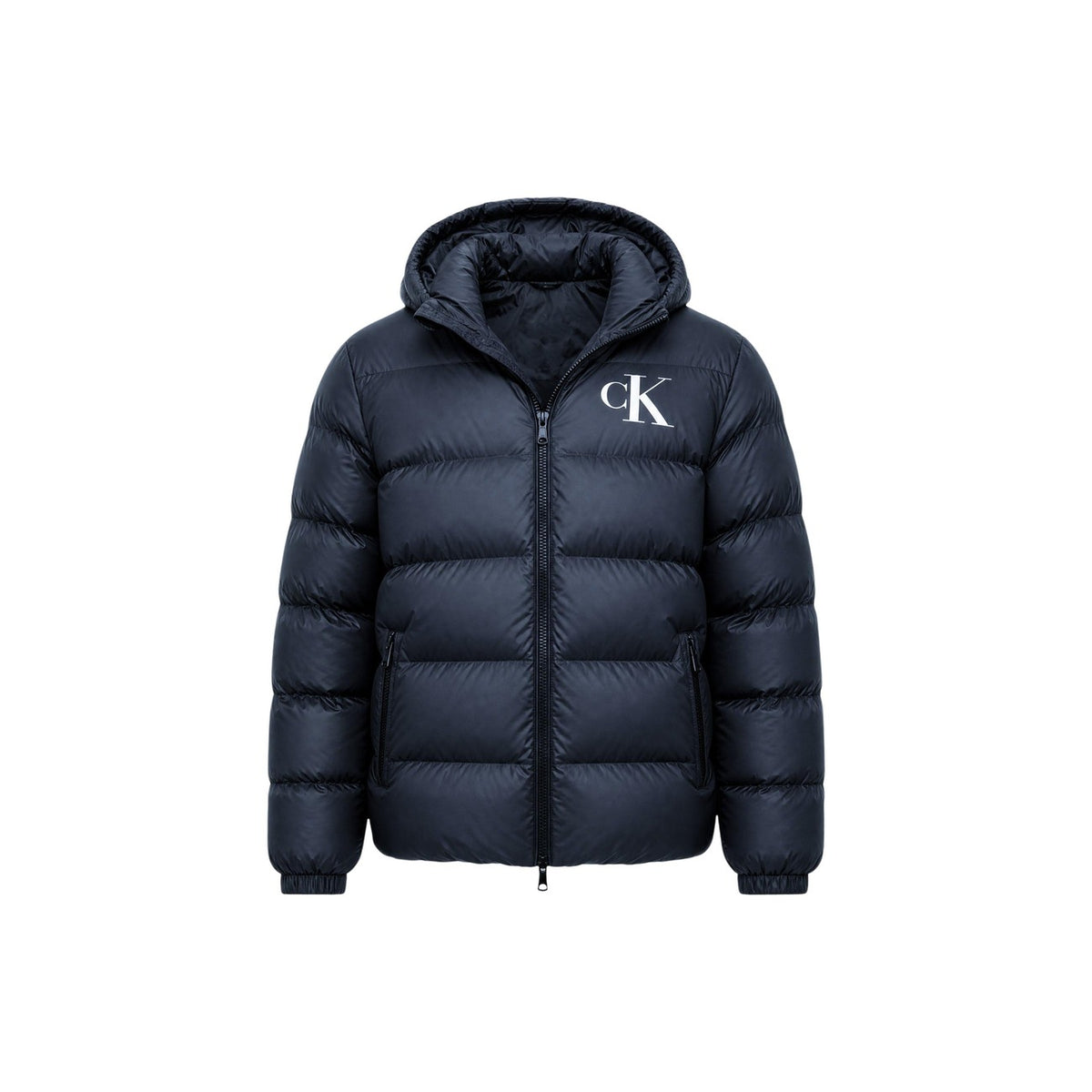 Piumino Calvin Klein uomo blu LV04RG513G. Giambotto pesante invernale in ecopiuma e nylon riciclato con logo CK, cappuccio, tasche con cerniera e vestibilità regolare normal fit.