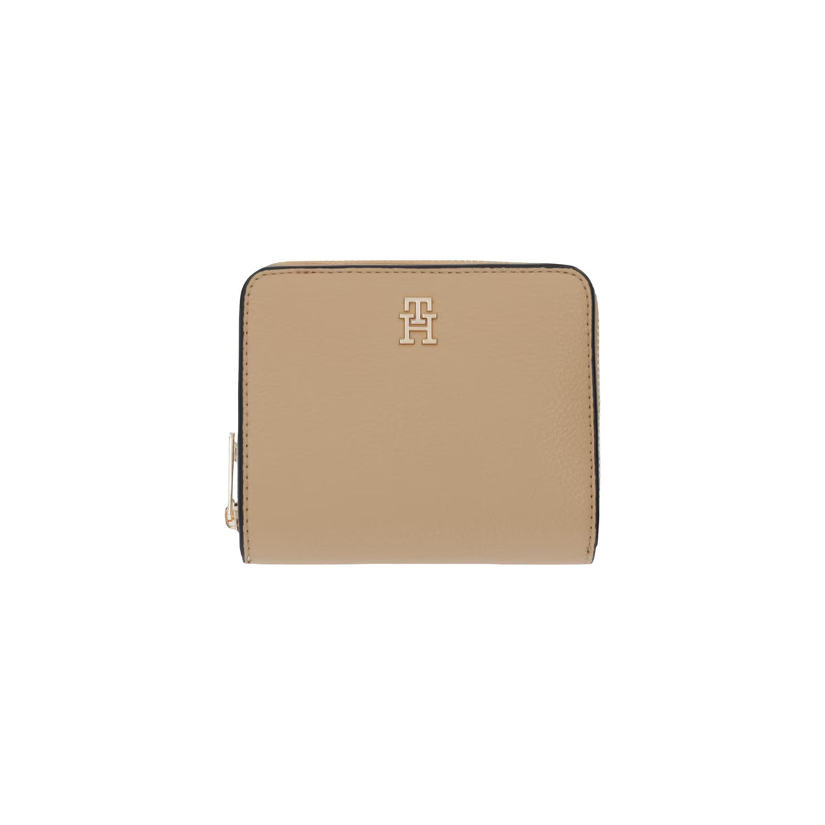 Portafoglio Compatto Donna Tommy Hilfiger; Beige. Finitura zigrinata, scomparto zip portamonete e sezione carte con bottone a pressione. Dettagli in metallo oro lucido e monogramma TH frontale. Misure micro e capienti (12x10 cm). Vista frontale