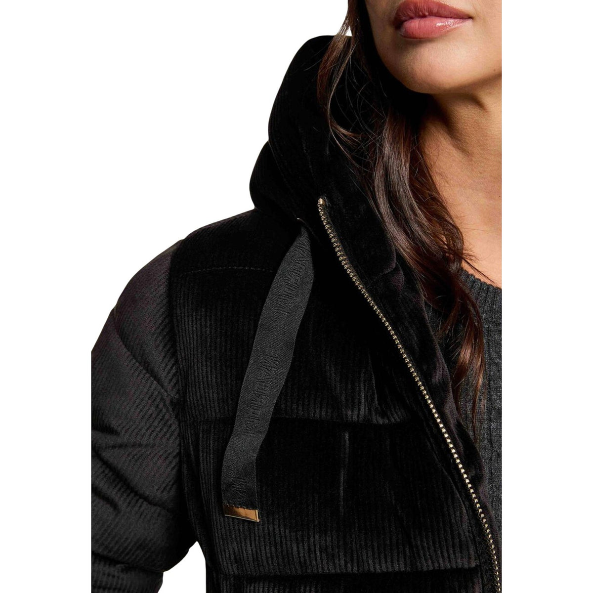 Piumino velluto nero donna Morgan De Toi 262-GLAMI. Giacca imbottita invernale effetto velluto in poliestere ed elastan con cappuccio, cerniera frontale e tasche con zip.