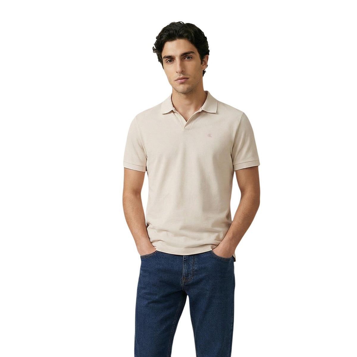 Polo Calvin Klein Scollo a V; 100% piqué di cotone, senza bottoni. Logo tono su tono, finiture a costine, taglio regolare. Tessuto fresco e traspirante, stile urban-minimal. Colore beige