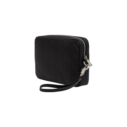 Pochette Uomo Calvin Klein XL Embossed; Nero. 100% Vera pelle con loghi incisi, chiusura zippata, tracolla e laccetto da polso removibili. Dimensioni generose (16x22 cm), stile casual-luxury 4 stagioni. Vista posteriore
