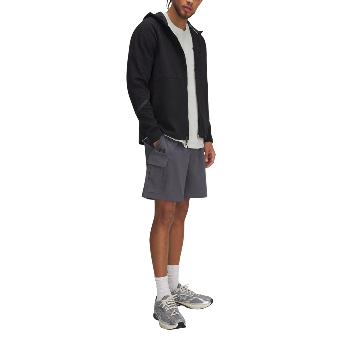 Pantaloncini Under Armour sportivi VIBE WOVEN uomo grigi con tasche anteriori posteriori laterali 87% poliestere 13% elastan - vista laterale indossati da modello