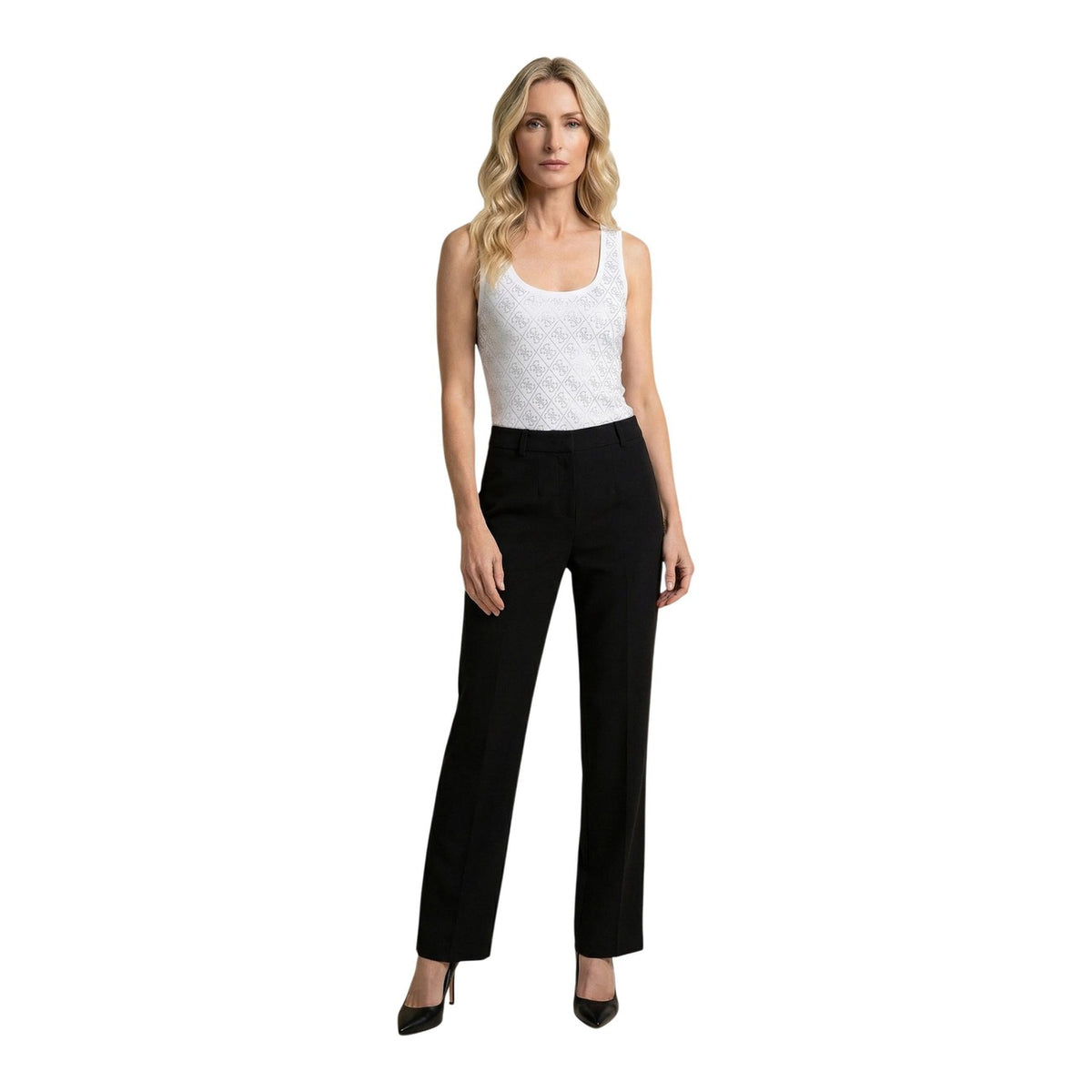 canotta bianca da donna Guess SL 4G ALLOVER TANK TOP. Realizzata con una composizione di 95% cotone e 5% elastam/lycra. motivo 4G all-over Vista frontale Figura intera
