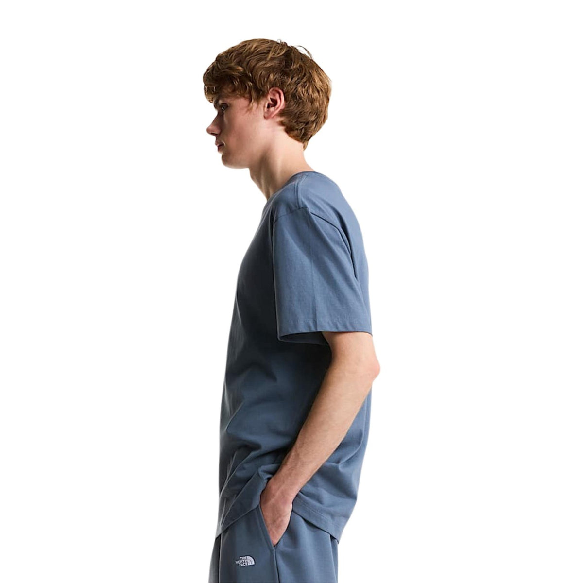 T-shirt The North Face Essential Relax; 100% cotone jersey, 180g. Vestibilità relaxed, spalle scese, stampa a base d'acqua. T-shirt ampia, fresca e resistente, perfetta per il tempo libero. Colore grigio blu vista laterale