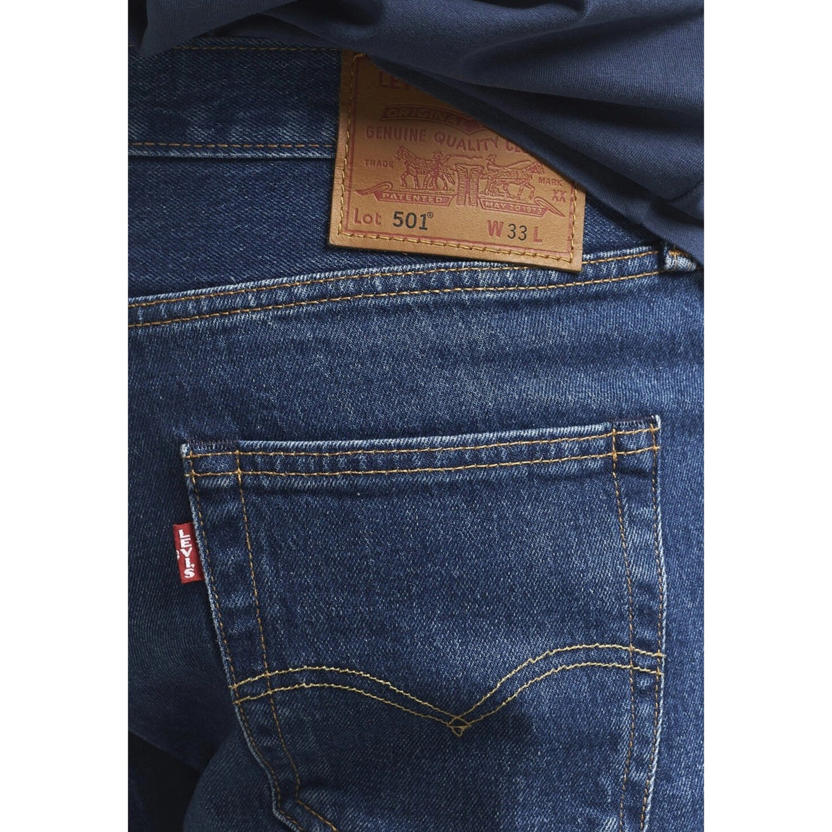 Levi's® 501® Original Shorts; denim stretch, chiusura a bottoni, lunghezza sopra il ginocchio. Il classico 501 in versione estiva. Vista posteriore stesa