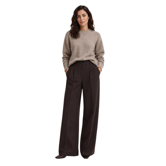 Pantaloni gessati marroni donna Only Onlzina 15382217. Pantaloni eleganti a gamba larga in poliestere, viscosa ed elastan con gessatura verticale e vita regular fit.